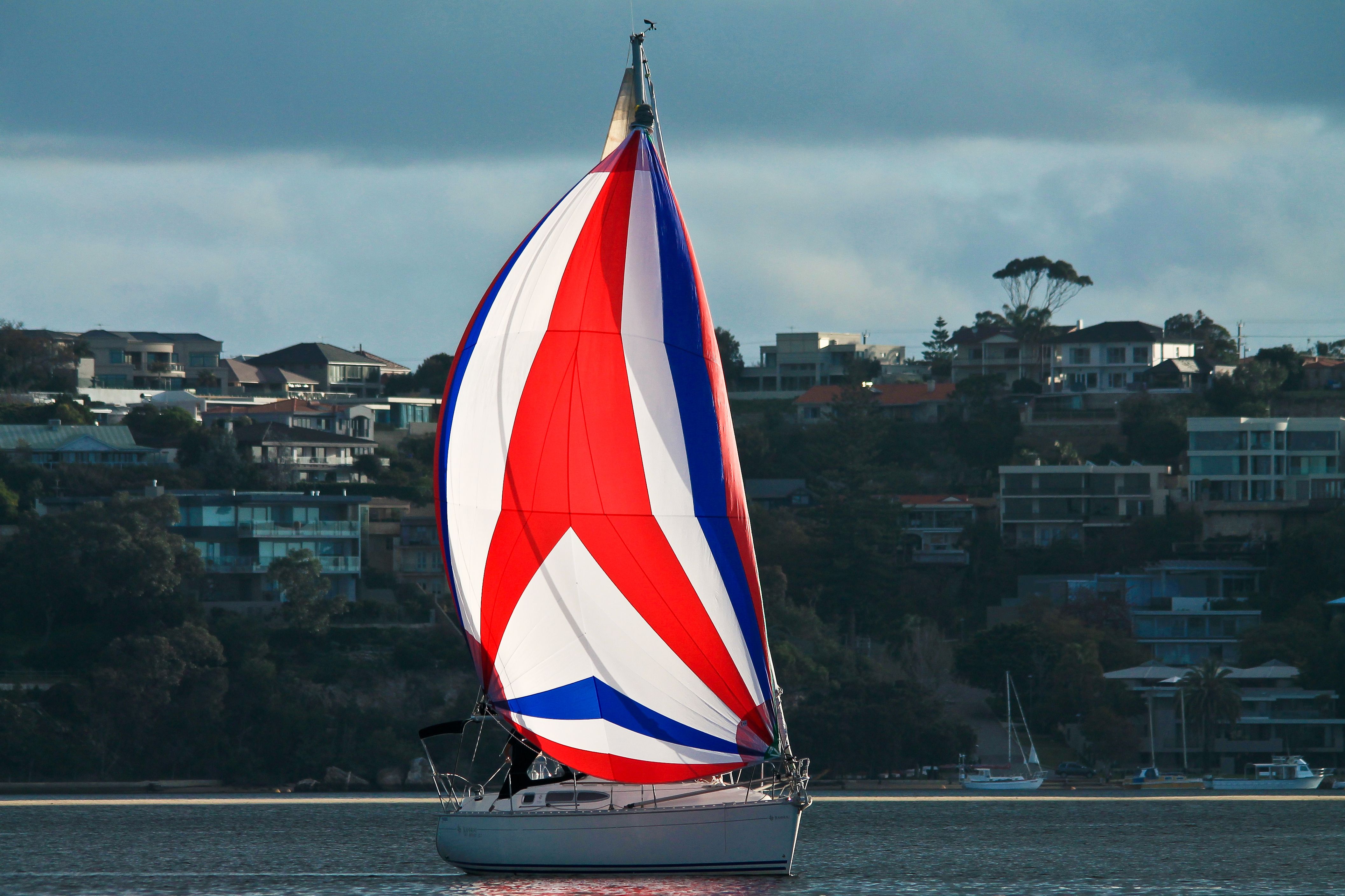 Symmetric Spinnakers Ispinnakers