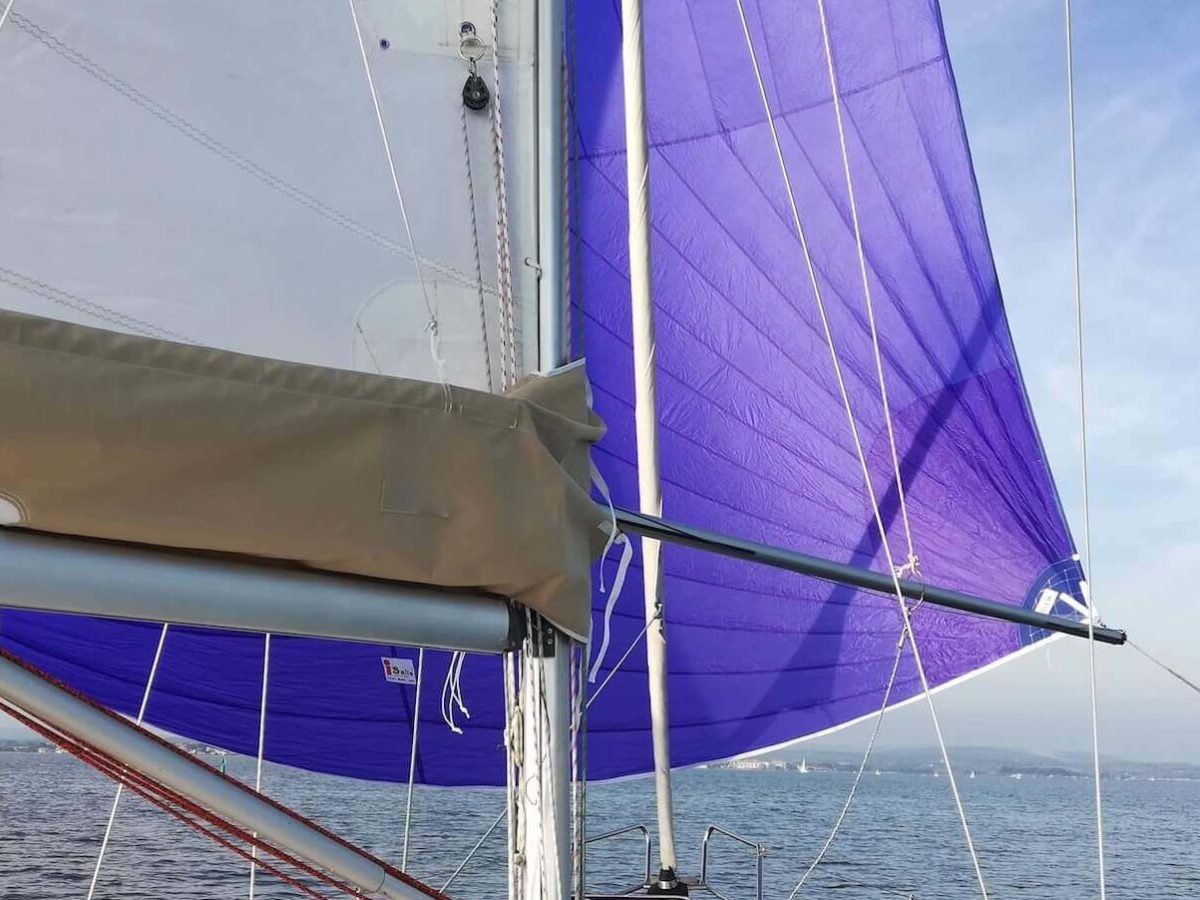 Hanse 315 with blue symmetric spinnaker from the 'easy buy' option