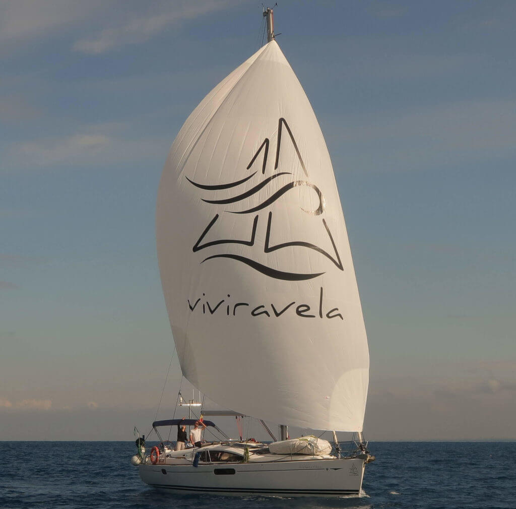 Jeanneau Sun Odyssey 45 DS avec spi asym cred. photo Viviravela Espagne